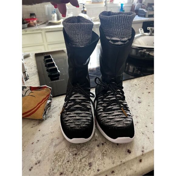 Nike Air Women’s Rosche 2 Flyknit Hi Black & White Sock Sneaker Boot sz 5 NWOB - Picture 3 of 8